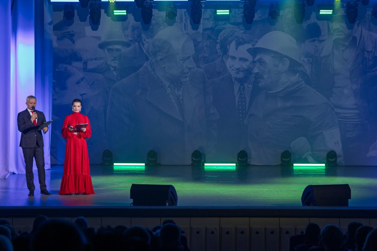 Krasnoyarsk şəhərində Ümummilli Lider Heydər Əliyevin anadan olmasının 103-cü ildönümünə həsr olunmuş təntənəli qala-konsert keçirilib Xeber basligi